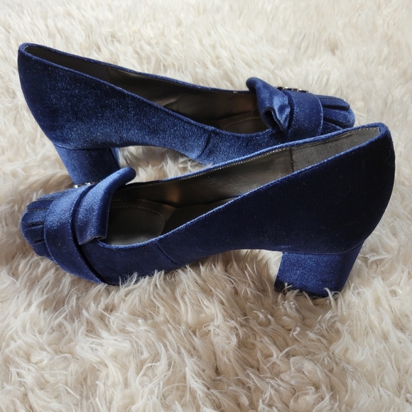 NWOT Bandolino Blue Velvet Heels 7 1/2 - Picture 5 of 7
